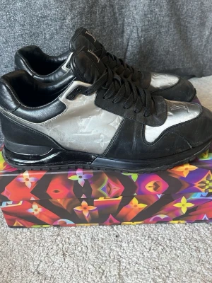 Lv trainers - Louis Vuitton Runway skor som tyvärr inte används längre, skicket är 7/10 ungefär och de är väldigt stilrena till alla outfits!
