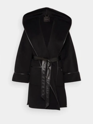 Svart kappa med huva från Guess - Stilren svart kappa från Guess med stor huva och snygga detaljer i fuskskinn längs kanterna och bältet. Kappan har stora fickor framtill och knyts i midjan med ett matchande bälte. Perfekt för dig som gillar en modern och edgy look. Oanvänd 