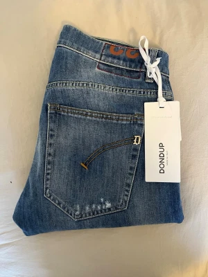 Dondup Jeans Nya - Tja, säljer dessa dondup jeans i mycket fint skick med inga defekter! Tags medföljer vid köp! Hör av er vid fler frågor🤝