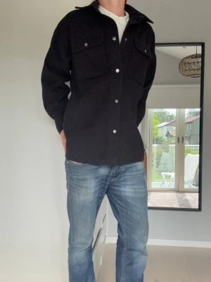 Overshirt - Riktigt snygg svart overshirt. Storleken är M. Tveka inte på att höra av dig vid eventuella frågor och funderingar!😊✌️