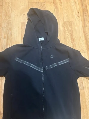 Nike tech - Hej säljer min svarta Nike tech har blivit för liten för mig pris 200kr