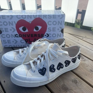 Converse x CDG play vita sneakers  - Säljer ett par vita Converse x CDG Play sneakers. I princip helt nya, inköpta  för 1600kr . Säljes pga för stora för mig. 
