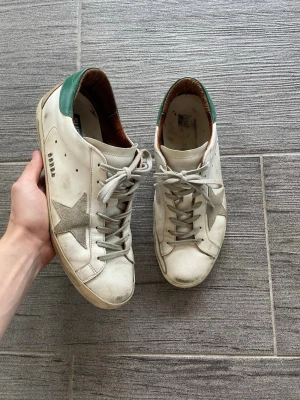 Golden Goose Superstars - Golden Goose Superstars  Size 43 Bra skick  Kom med bud!