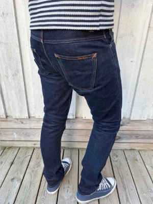 *SELVEDGE* SLIMFIT NUDIES - Ett par sjukt trevliga nudie jeans gjorda i selvedge av högsta kvalitet! Modellen kallas ”Dude Dan” och sitter slim. Storlek 29/32, Modellen är 178 cm och väger 68 kg. Mått: Midja - 40.5cm, Ytterbenslängd - 102cm, Benslut - 17.5cm 