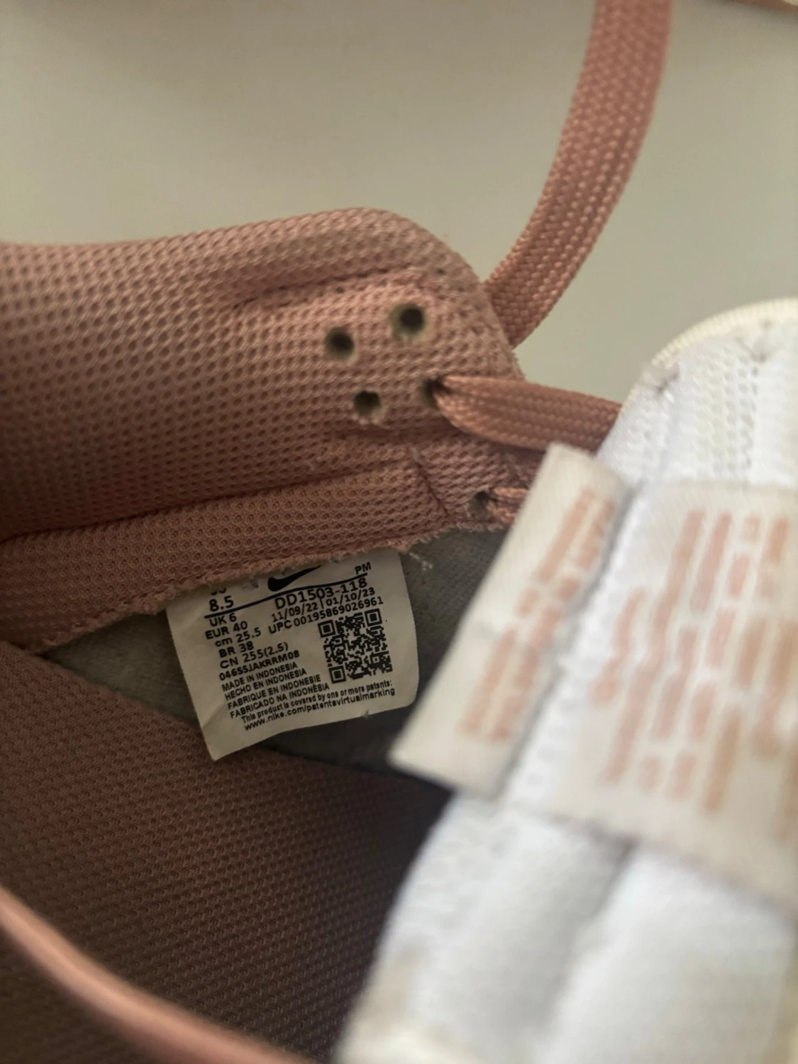 Nike Dunk Low rosa och vita sneakers - 1