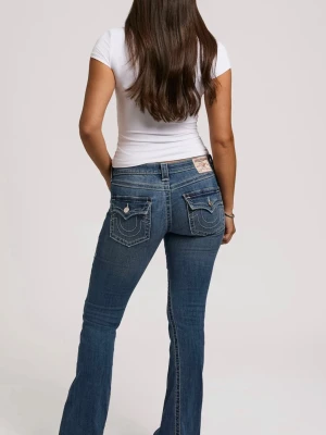 Blå bootcut jeans från True Religion - Snygga blå bootcut jeans från True Religion med klassiska kontrastsömmar och dekorativa fickor bak. Jeansen har låg midja, utsvängda ben och detaljerade knappar på bakfickorna. Perfekta för en trendig och avslappnad look.