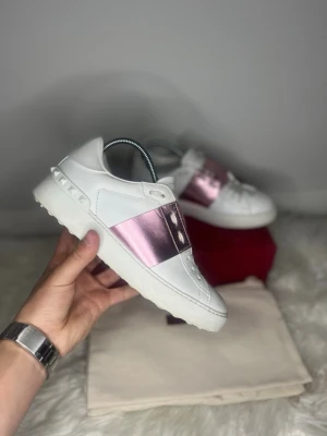 Valentino opens - Säljer dessa supersnygga valentino opens💫 | Skorna är i strl 37,5 (passar 37), och är i 9,5/10 skick. | Box och dustbag medföljer 💫 |   Hör av er vid frågor☺️