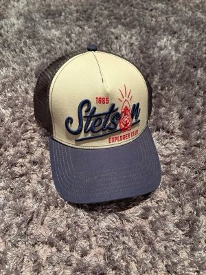 Stetson keps - Helt ny - Snygg keps från Stetson med vit/beige front, mörkblå skärm & svart nät baktill. Priset e verkligen it hugget i sten! Helt ny aldrig använ‼️NYPRIS: ca500‼️