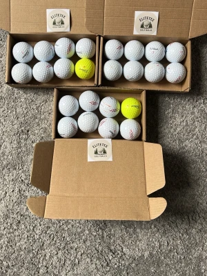 Golfbollar Titleist truFeel i A/B klass - Säljer ett gäng TruFeel i originalkartonger från Elitetee. Bollarna är vita och några är gula, alla med klassisk dimple-yta. Perfekt för dig som vill fylla på golfväskan med kvalitetsbollar. 
