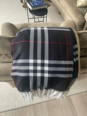 Burberry halsduk svart - Snygg svart burberry halsduk