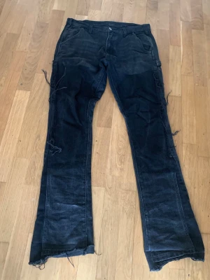 Svarta flare jeans MNML - Fina jeans från MNML storlek 30/32 kan även funka en storlek större