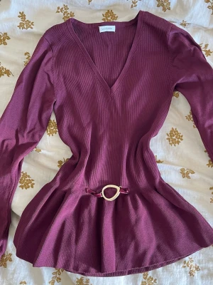 Långärmad peplum top y2k med gulddetalj - Bra skick förutom lätt nopprihet på baksidan av plagget nertill. Materialet är väldigt strävt och plastigt enligt mig. Nypris är runt 700kr.