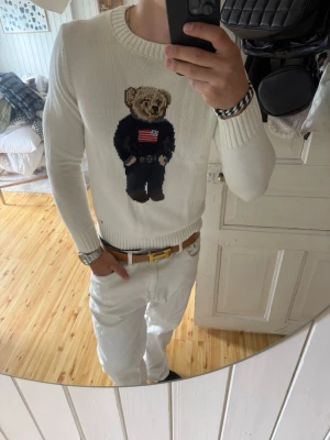 Ralph lauren knit - Riktigt snygg tröja från ralph lauren i jättefint skick storlek XL men skulle säga sitter mer som L!