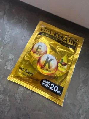 Vita-Keratin hårbehandling 20ml - En guldfärgad engångspåse med Vita-Keratin hårbehandling som innehåller keratin, vitamin E och arganolja. Perfekt för att boosta håret med näring och glans. Smidig att ta med och enkel att använda efter schamponering.inte använt.Från Thailand.Kan inte få tag i Sverige 