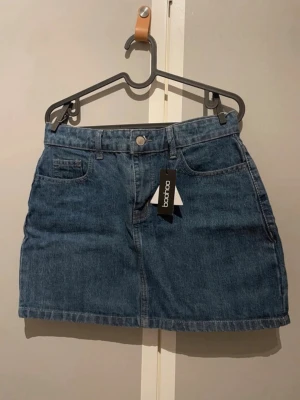 Jeanskjol - Jeanskjol från boohoo i storlek m med lappen kvar, aldrig använd!