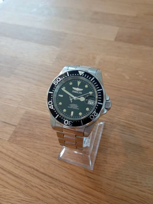 Invicta Pro Diver Automatic 40mm Herrklocka - Säljer en galet snygg herrklocka i klassisk dykarstiil från eftertraktade Invicta i nyskick enligt bilder. Fungerar utmärkt, originalarmband i rostfritt stål, datumvisare, mineralglas, automatiskt urverk med 48h reserv, 200m vattentät, självlysande, roterande dykarring, öppen case back osv. Modell: 8926.  Nypris: 2550 SEK Begagnat värde: 1500 SEK Mitt pris: 989 SEK  Skriv vid frågor och se gärna mina andra annonser! Skapar gärna deals och paketpriser för just dina behov!   Skickas snabbt och sp