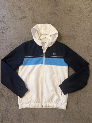Lacoste vindjacka - Lacoste jacka NYSKICK 10/10. Storlek M men passar oxå på Small. 