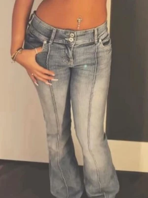 Ljusblå bootcut jeans  - Säljer dessa bootcut jeans från Bershka. Storlek 36 short