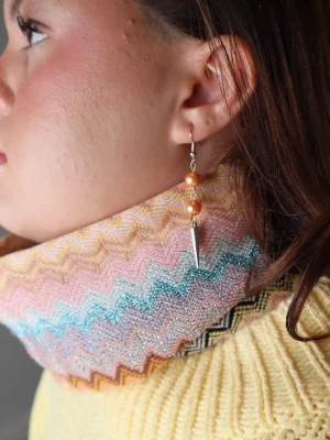 Orangea handgjorda pärlörhängen med nitar  - Jag gör dessa örhängen av återbrukade pärlor som jag har hittat på secondhand genom pärlhalsband. Jag skapar dessa örhängen av noggrant utvalda pärlor från secondhand – ett medvetet val för att ge vackra material ett nytt liv. Alla örhängen är handgjorda och säljs i par 💖🫶🏻⚜️. Dessa örhängen har (metallen från de) en mörkare yta och är därför benämnda som acceptabelt skick🧡