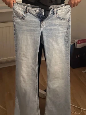 Ljusblå bootcut low waist jeans -  ljusblå low waist bootcut jeans i perfekt skick, använt bara ett få tal gånger💞💞upplever dem som ganska små i storlek så passar bra om man själv har S/xs