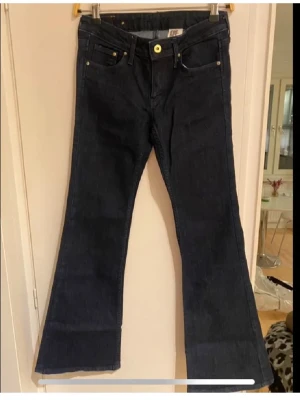 Mörkblå bootcut jeans  - Oanvända jeans 