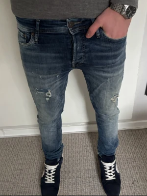 Blåa slim fit jeans slitningar Jack & Jones - Tja! Säljer dessa riktigt snygga slim jeans med slitningar ifrån Jack & Jones | W29 L32 | Jag på bilden är 183! | Hör av er vid minsta lilla fundering🙌