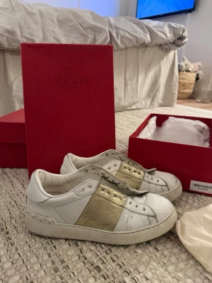 Valentino Garavani vita sneakers guld - Fint skick med använda! Nya skosnören, dustbag och låda följer med!