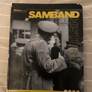 Samband Historia Plus - Säljer läroboken 'Samband Historia Plus'. Omslaget är svartvitt med en historisk bild och gul text. Perfekt för dig som pluggar historia på gymnasiet och behöver en tydlig och pedagogisk bok.