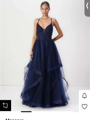 Marinblå långklänning från Mascara -  marinblå långklänning från Mascara. Klänningen har öppen rygg med korsade band och snygga spetsdetaljer. Perfekt för bal eller festliga tillfällen. Använd endast en gång. Skriv för fler bilder❤️Köptes för 3295 prisl kan diskuteras