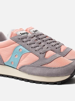 Saucony rosa och grå sneakers - Snygga sneakers från Saucony i en fräsch kombination av ljuskorall och grått med ljusblå detalj på sidan. Skorna har snörning, ovandel i mocka och textil samt en klassisk retroinspirerad siluett. Endast använd ett fåtal gånger.