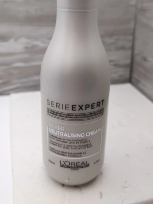 L'Oréal serie expert Silver Neutralising Cream 200ml - Bara testad en gång men var för effektiv för mej så håret blev silvrigt direkt men var inte jätte gul innan heller. Neutraliserar oönskade gula toner och ger håret en klarare och fräschare nyans. Och använder man den mycket får man en kall silverton som är diskret violett!