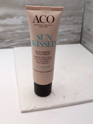 ACO Sun Kissed self-tanning face cream 50ml ca 70% kvar - ACO Sun Kissed Self-Tanning Face Cream är en brun-utan-sol ansiktskräm som ger en naturlig solkysst ton. Milf doft och luktar faktiskt gott och passar alla hudtyper. Innehåller Triple Moist Complex för återfuktning i 24 timmar. Den är väldigt effektiv så blanda ut med din vanliga ansiktskräm. Funkar på hals och bröstkorg med.