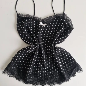 Svart prickig topp med spets från Amisu - Gulligt linne från Amisu 💕 Knappt använt, i nyskick! Med polka dot print och spetskamt, samt söt rosett framtill 🌸 Storlek XS på lappen men passar mig som är S :)  Pris är självklart förhandlingsbart :) Hör gärna av er vid frågor och glöm inte att kolla in garderoben för fler liknande plagg, bundlerabatt finns! 💕