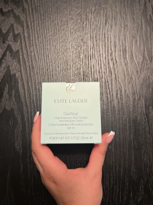 BARA ÖPPNAD FÖR BILDERNA !!Estée Lauder DayWear 24H Creme SPF 15 - Estée Lauder DayWear Multi-Protection Anti-Oxidant 24H-Moisture Creme med SPF 15 för normal/kombinerad hud. Ljusgrön förpackning i kartong, innehåller 50 ml. Ger fukt, skyddar mot UV och har antioxidanteffekt. 