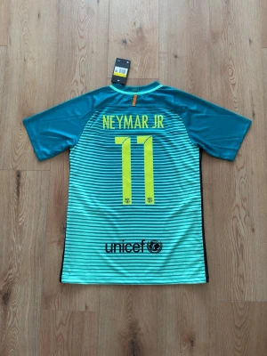 FC Barcelona Neymar JR retro fotbollströja  - Helt oanvänd med tags kvar och Nike påse. Storlek small. Skriv privat för fler bilder eller vid funderingar! Blå Grön färg