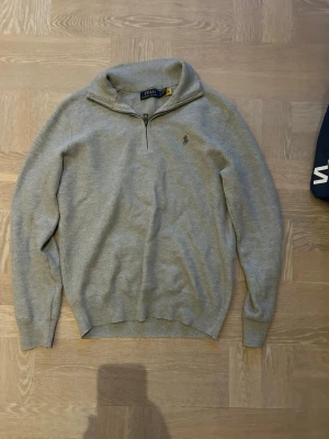 Grå halvzip-tröja från Polo Ralph Lauren - Snygg grå tröja med halv dragkedja från Polo Ralph Lauren. Köpt i USA på Ralph lauren butik