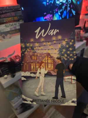 War av Brittanée Nicole - En av de bästa ice hockey romance ever. Har en special edition av den så säljer denna. En färgstark pocketbok med titeln 'War' av Brittanée Nicole. 