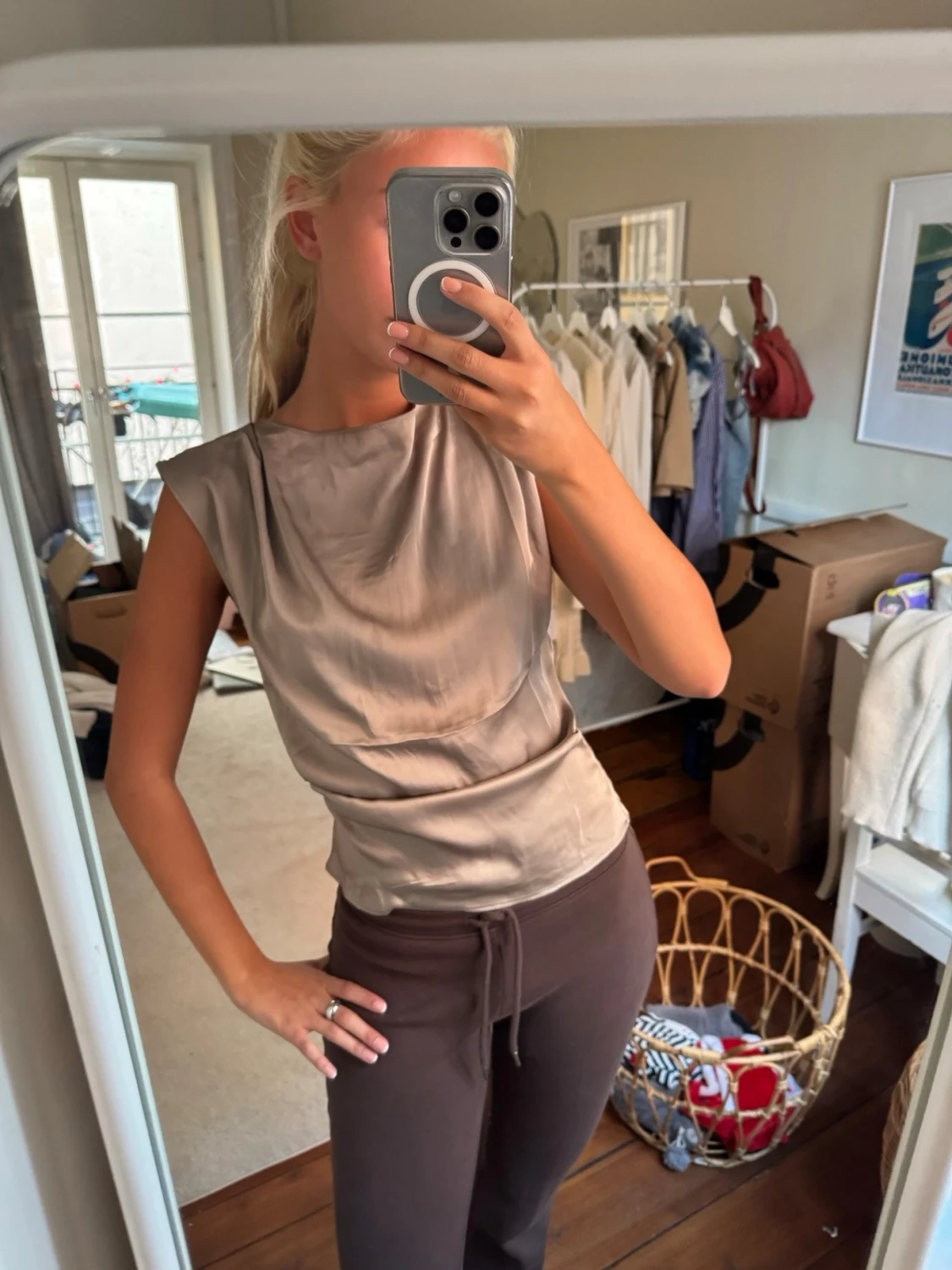 Grå/skimrig ärmlös sidenblus - 1