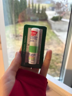 Poy-Sian näsinhalator - Fräsch näsinhalator från Poy-Sian i kompakt plastförpackning. Inhalatorn har vit och grön design och innehåller eteriska oljor som mentol och eukalyptus. Perfekt att ha i fickan för snabb lindring vid täppt näsa.