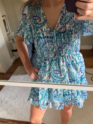 Mönstrad kortklänning från Zara - Kortklänning från Zara med ett coolt mönster. Klänningen säljs inte längre. 