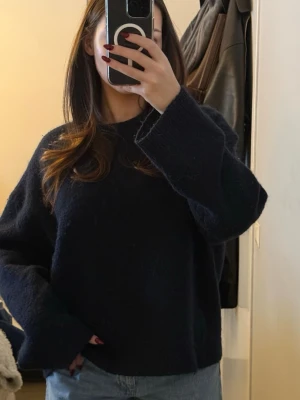 Mörkblå stickad tröja - Mörkblå stickad tröja ifrån Gina tricot, storlek M