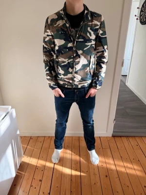 Woolrich windbreaker - Mycket bra skick | Storlek M | Modell 185cm, 78kg | Pris 699. | Vid frågor vänligen kontakta ! 