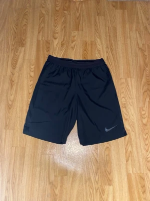 Svarta träningsshorts från Nike - Svarta Nike shorts i storlek S