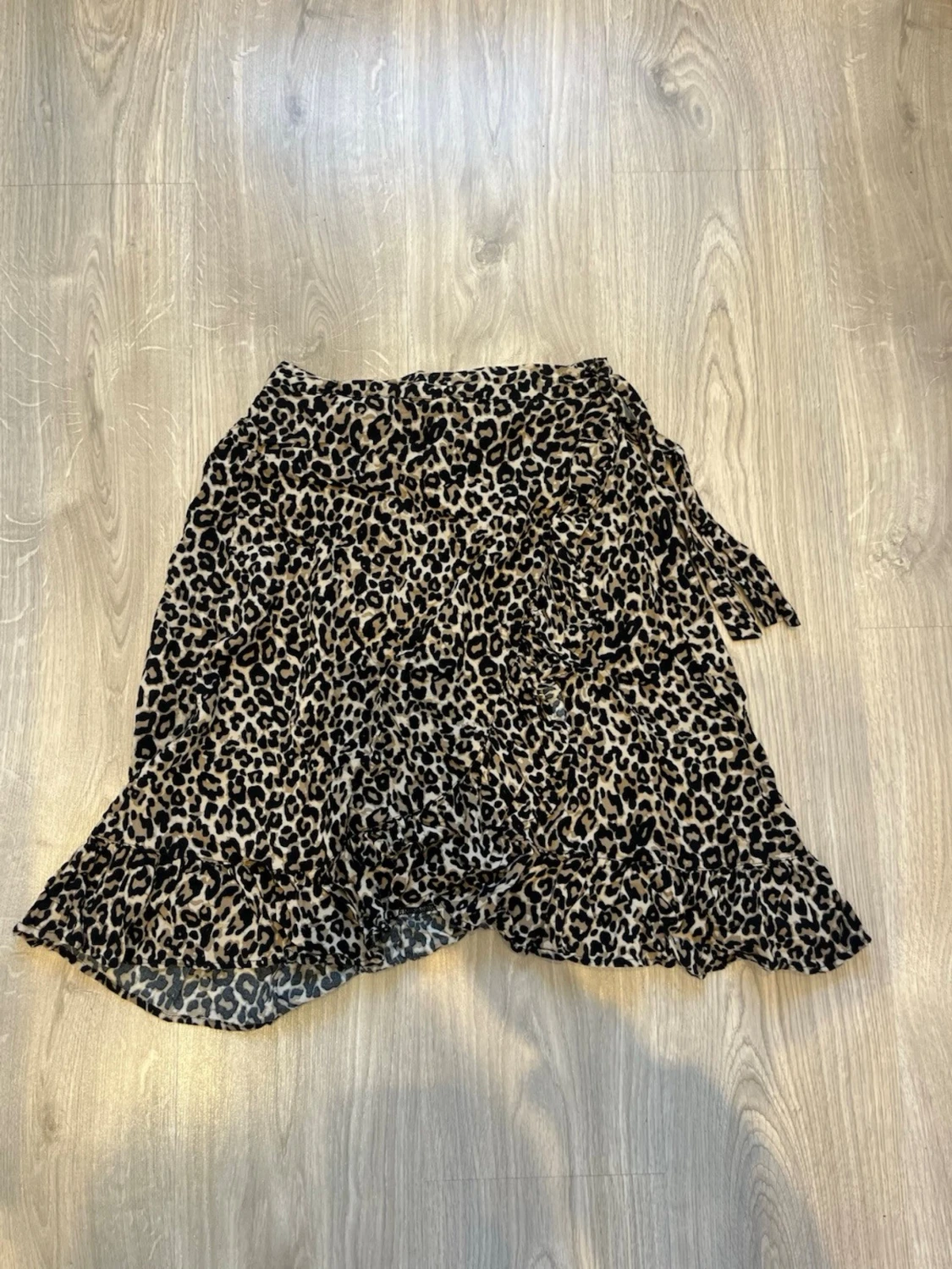 Leopardmönstrad omlottkjol med volang - 1