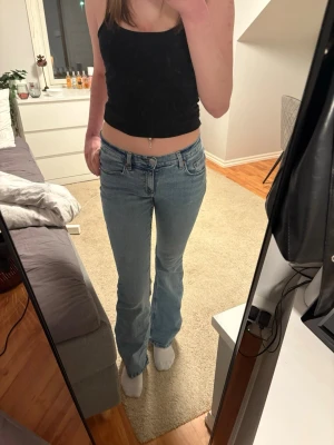 Ljusblå bootcut jeans från Gina Tricot - Säljer ett par ljusblå jeans från Gina Tricot. Är pyttelite slitna längst ner vid benet men inget man tänker på vid användning (se sista bild). Skriv gärna om ni har några frågor!