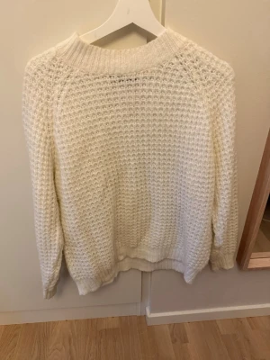 Vit stickad tröja - Säljer en vit stickad tröja, super skön! Använt fåtal gånger💕