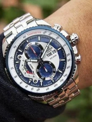 Casio Edifice silverfärgad klocka - Snygg Casio Edifice klocka med silverfärgad länk i metall och blå detaljer på urtavlan. Klockan har flera subdials, tachymeter och dag/datumvisning. Robust design med sportig känsla och tydliga markeringar. Perfekt accessoar för dig som gillar stilrena och tekniska klockor.