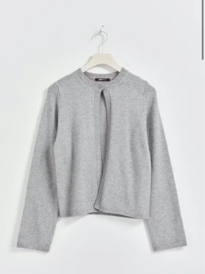 Stickad kofta - Snygg stickad kofta med en knapp upptil💕Koftan kommer från Gina Tricot och är i bra skick! 