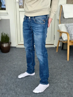 Replay jeans - Snygga Replay jeans i storlek W31/L32. Lätt de fetaste Replay jeansen på plick. Supersnygga fades och snygga slitningar. Skriv till mig om du undrar något. Har nu i efterhand upptäckt att de har hål vid bakfickan. Skriv om du vill ha bilder.😄