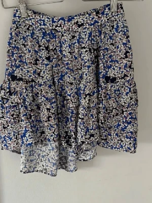 Zadig kjol - Säljer denna supercoola kjolen med blommigt mönster från Zadig & Voltaire.